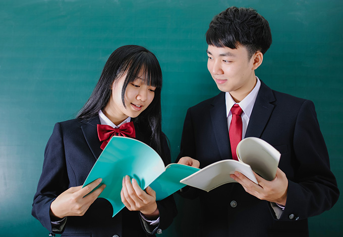勉強を頑張る高校生の2人