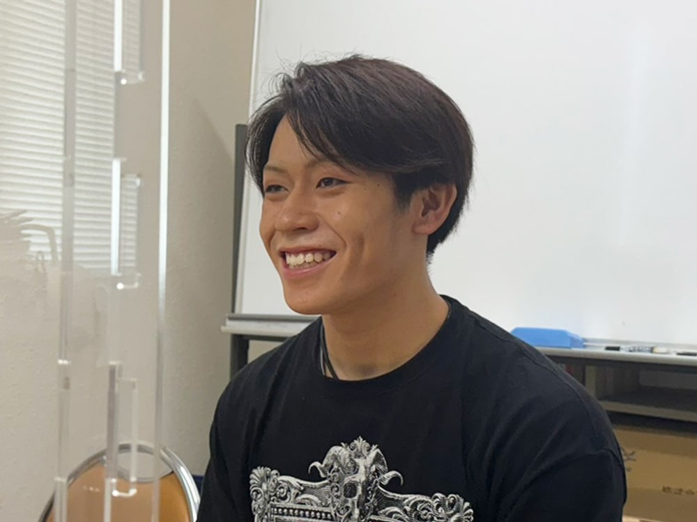 笑顔で話す谷野君