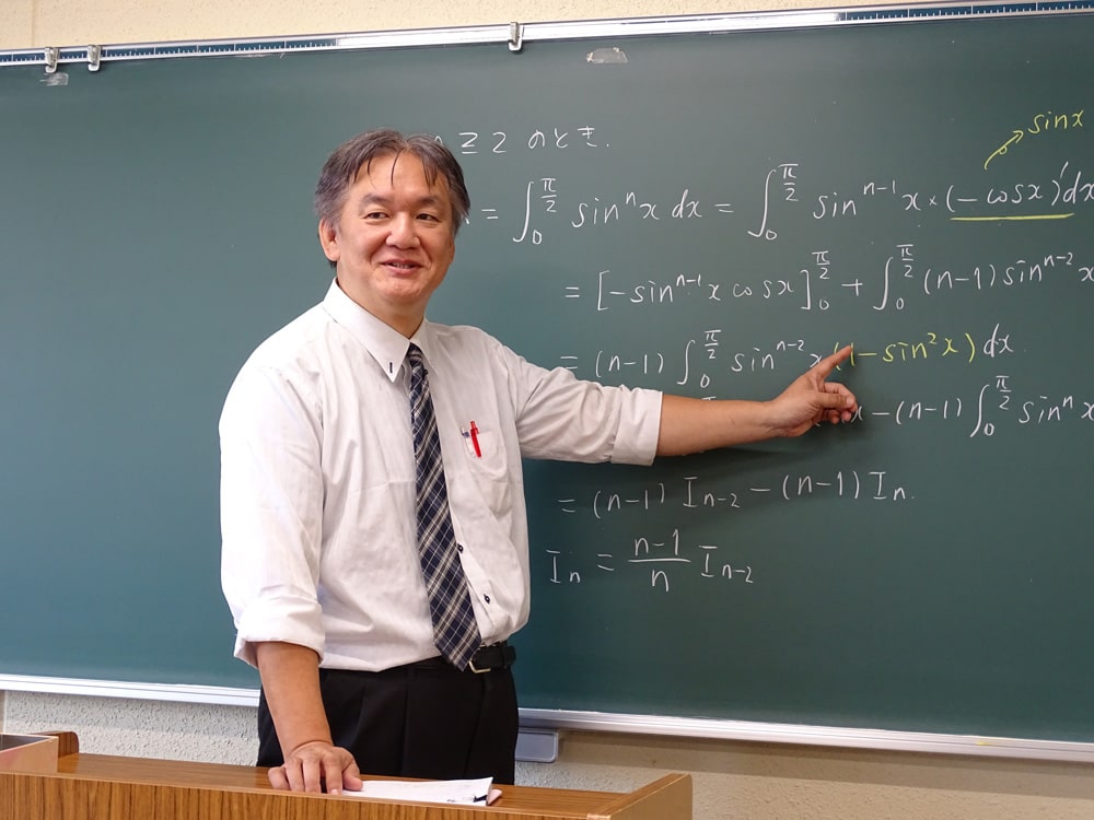 数学の徳田先生が授業をする様子