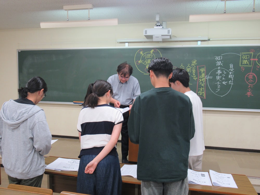 生徒の質問対応をする鷹取講師