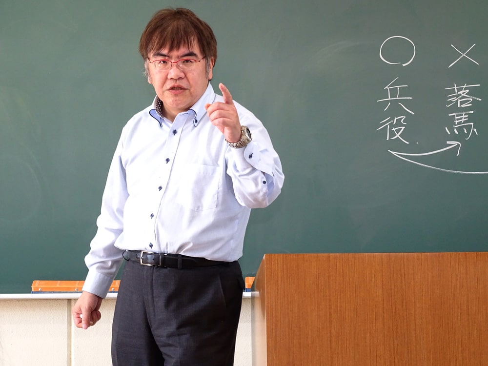 鷹取浩太郎講師が授業をする様子