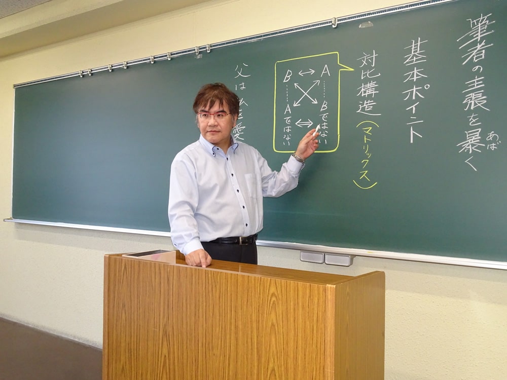 チョークで授業する鷹取講師