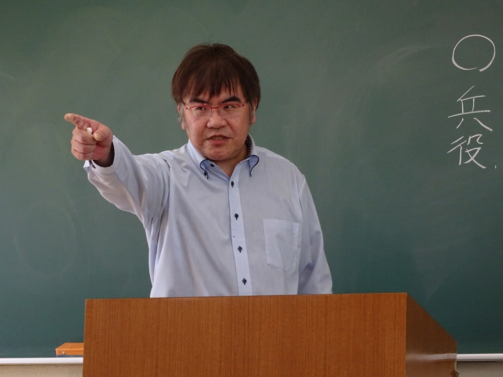 熱心に授業をする鷹取講師